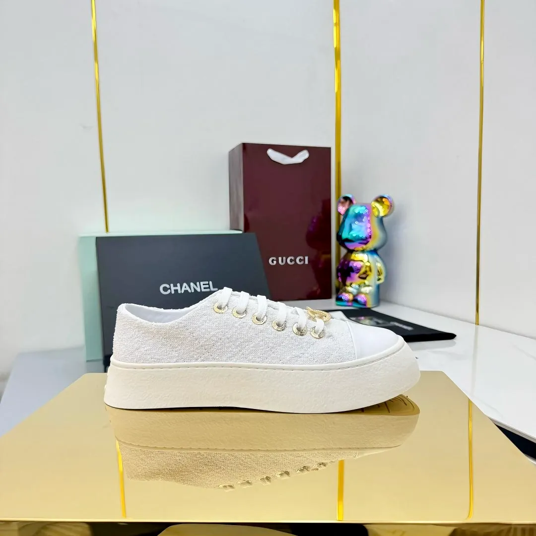 👟👟Ex-factory price 520👟👟 Top-quality cloth-covered version, original quality! ! ! Chanel Chanel - 2025 biscuit shoes, the top casual sports shoes in the counter, this classic design; the upper is electro-embroidered with a variety of craftsmanship; the outsole is fashionable and sporty; the extraordinary inclusion of a variety of color elements... The diversified mix and match is very good-looking and versatile, casual, fashionable, sports, and outdoor can be taken into account... ꫛꫀꪝ Go➫ Material: ❶Upper: Original first-layer cowhide ❷Inner: Sheepskin ❸Outsole is based on: Original TPU combination outsole. Full set of boutique packaging for women 35–40-41. Customized. Non-refundable. 👉